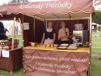 /album/trdelniky-perniky-medovina-ukazky-starych-remesel-skvela-atmosfera-doboveho-jarmarku-/trdelniky-stanek-vaculik-jpg/